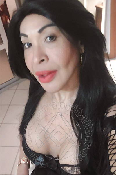 Foto selfie di Tainá Oliveira trans Prato